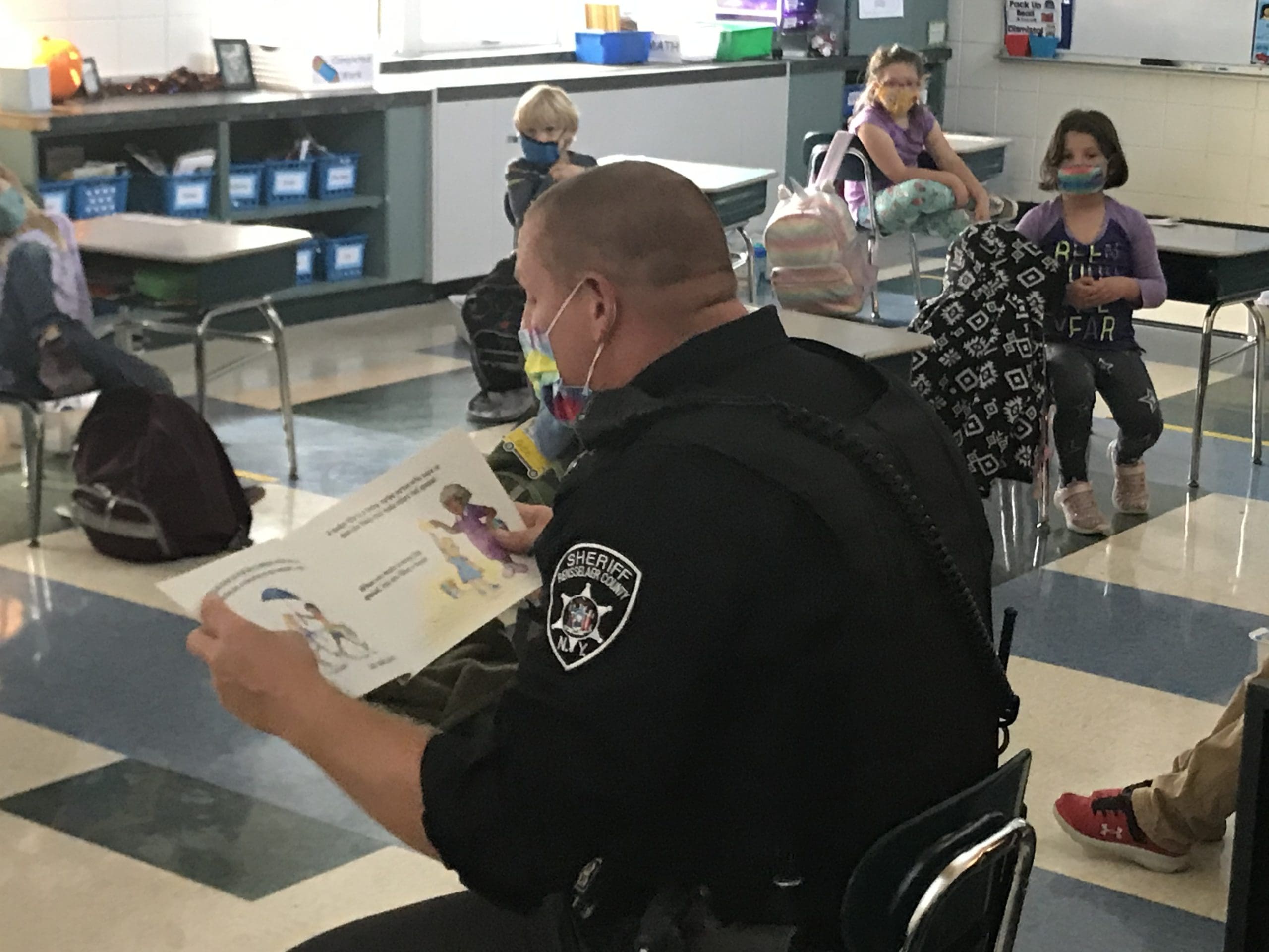deputy reading to students